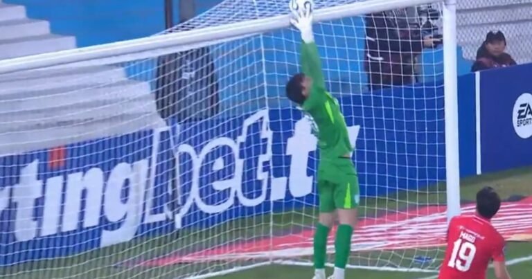 El blooper del arquero de Racing que lo eliminó de la Copa Sudamericana: ¿fue falta del delantero de Caracas?