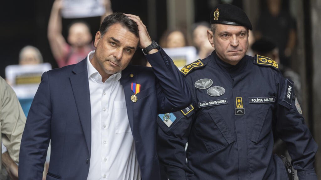 El escándalo por el filme sobre Jair Bolsonaro: ¿un golpe a la candidatura presidencial de su hijo?