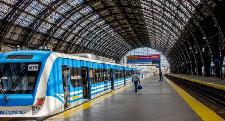 Golpe al bolsillo: el Gobierno confirmó fuertes subas en colectivos y trenes hasta septiembre