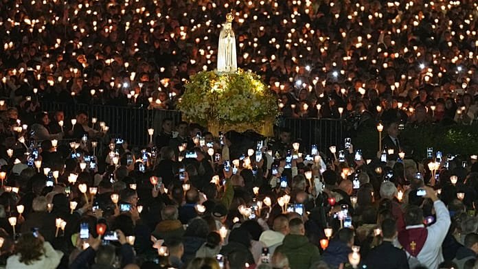 250.000 peregrinos se reúnen en Fátima, Portugal, para la misa anual de las velas