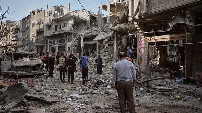 Israel destruye un edificio de 4 plantas en un ataque aéreo nocturno en un campo del centro de Gaza