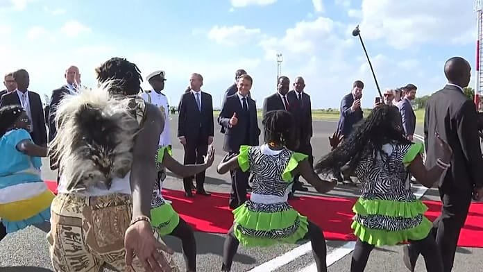 Macron baila el 'Hakuna Matata' en la ceremonia de bienvenida en Kenia