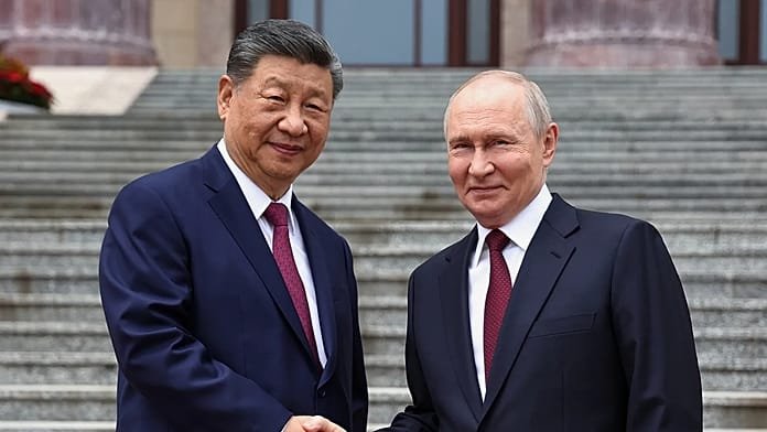 Vladímir Putin y Xi Jinping escenifican su alianza con honores militares en Pekín