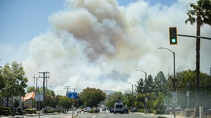 Un incendio fuera de control arrasa el sur de California y obliga a evacuar a vecinos