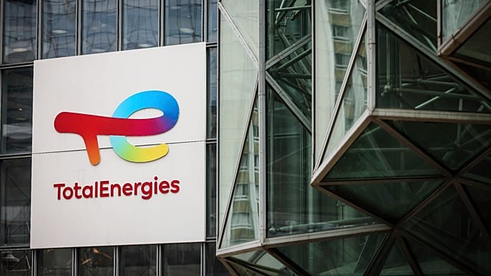 Agricultores franceses tiran estiércol en refinería TotalEnergies por gasóleo caro