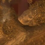 Esqueletos enjoyados expuestos en un monasterio alemán fascinan a los visitantes