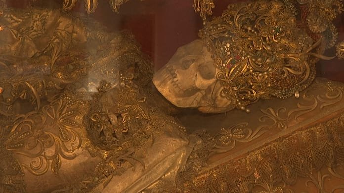 Esqueletos enjoyados expuestos en un monasterio alemán fascinan a los visitantes