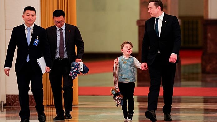 Elon Musk lleva a su hijo X Æ A-Xii a una cumbre con el primer ministro chino