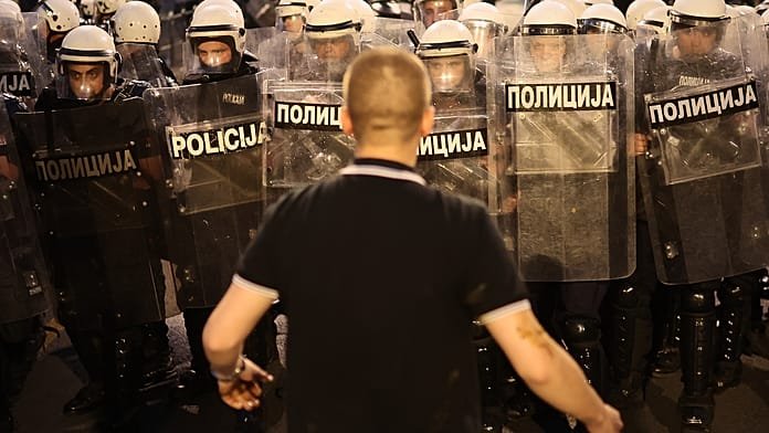 Estallan enfrentamientos violentos tras una protesta masiva en Belgrado