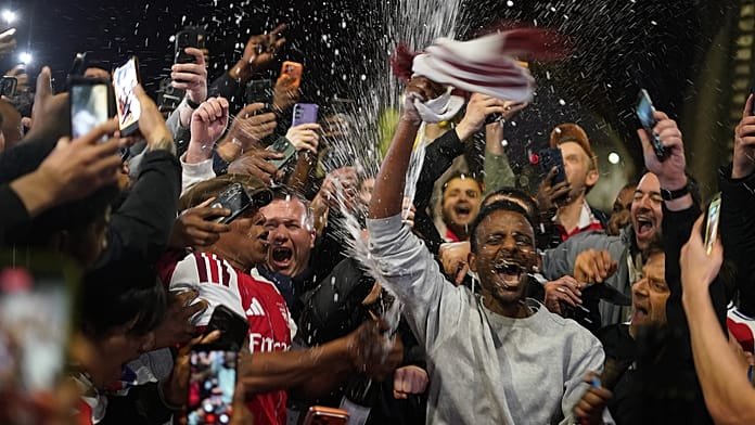 Vídeo: la afición del Arsenal enloquece tras el primer título de Premier en 22 años