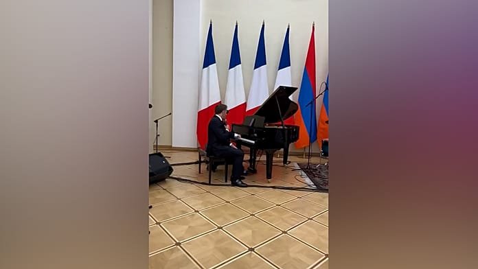 Macron canta por Aznavour y Pashinián toca la batería en una cena oficial