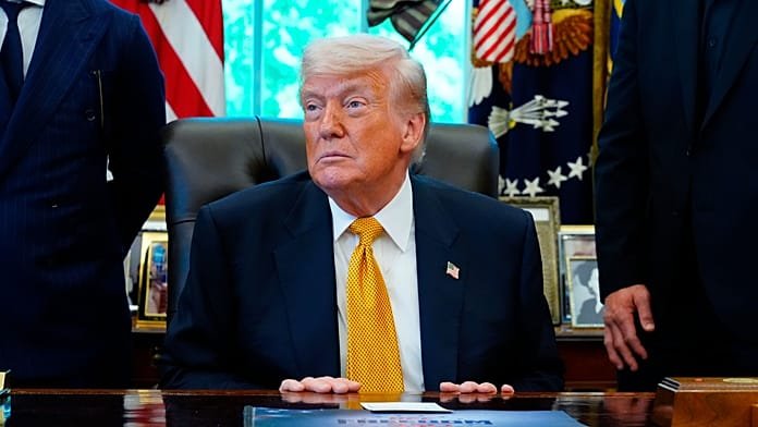 EE.UU. dispara contra un petrolero iraní mientras Trump presiona por un acuerdo de paz