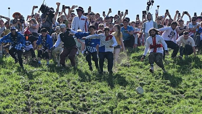 Reino Unido, la centenaria carrera del queso en Brockworth atrae a Europa