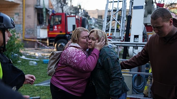 Rusia bombardea Kiev con misiles y drones: un edificio colapsa y deja atrapados