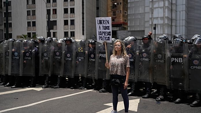 Venezuela libera a 300 presos en medio de críticas por la muerte de un detenido