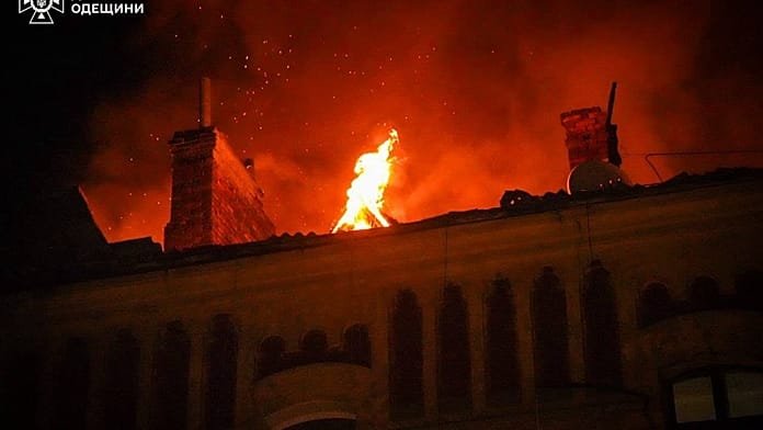 Incendios y edificios dañados tras un gran ataque ruso con drones