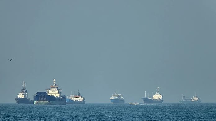 Irán confirma que pretende cobrar a los navíos por cruzar el estrecho de Ormuz