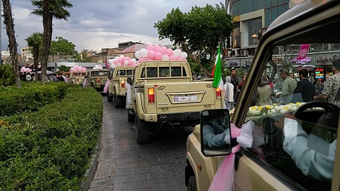 Boda masiva en Teherán convierte vehículos militares en coches nupciales