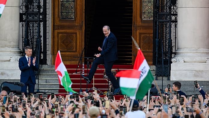 El futuro ministro de Sanidad húngaro Zsolt Hegedűs baila en la fiesta de Magyar