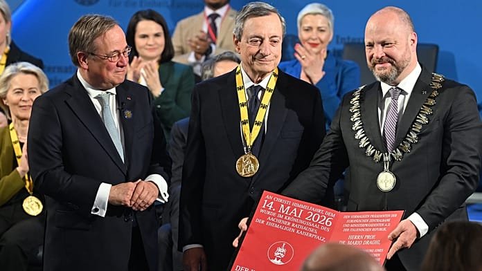 Super Mario es homenajeado por defender el euro y la unidad europea