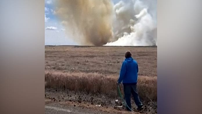 Momento en que dos cazas chocan en el aire en un espectáculo aéreo en Estados Unidos