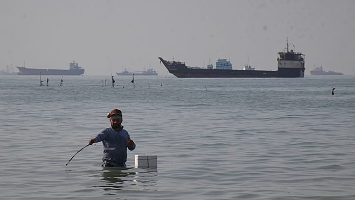 Alerta máxima: Irán asegura que impidió a un buque de la Armada de EE.UU. entrar en el estrecho de Ormuz