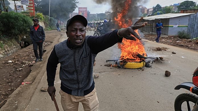 La Policía lanza gas lacrimógeno en protestas por la subida del combustible en Kenia