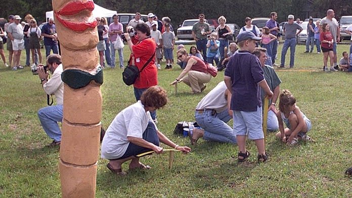 Compiten por atraer gusanos del suelo en un peculiar festival británico