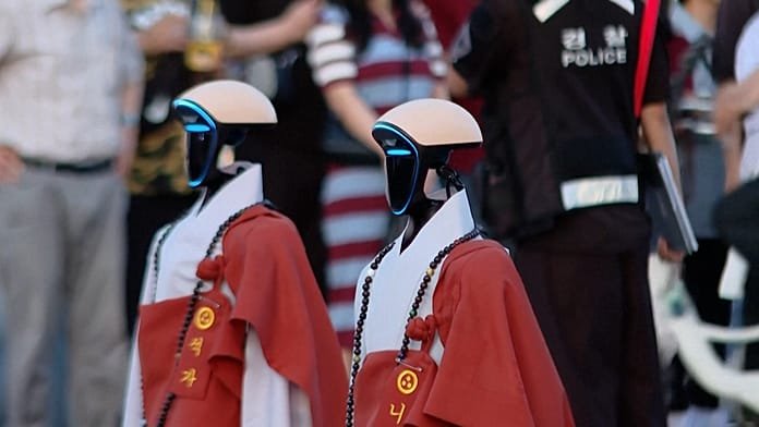 Robots monjes desfilan entre farolillos en un festival budista en Corea del Sur