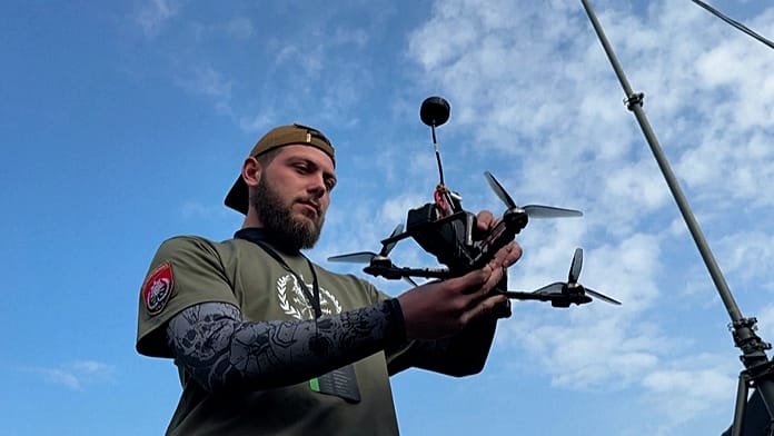 Pilotos ucranianos de drones compiten en carreras de alta velocidad