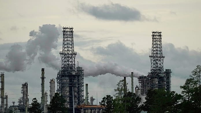 Baja el petróleo tras el compromiso de Trump de ayudar a los buques a salir del estrecho de Ormuz
