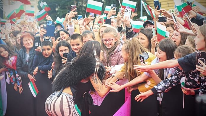 Dara, la ganadora de Eurovisión, convierte Sofía en una gran fiesta 'Bangaranga'