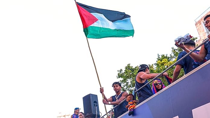 La estrella del Barcelona Lamine Yamal ondea la bandera palestina en la celebración de LaLiga