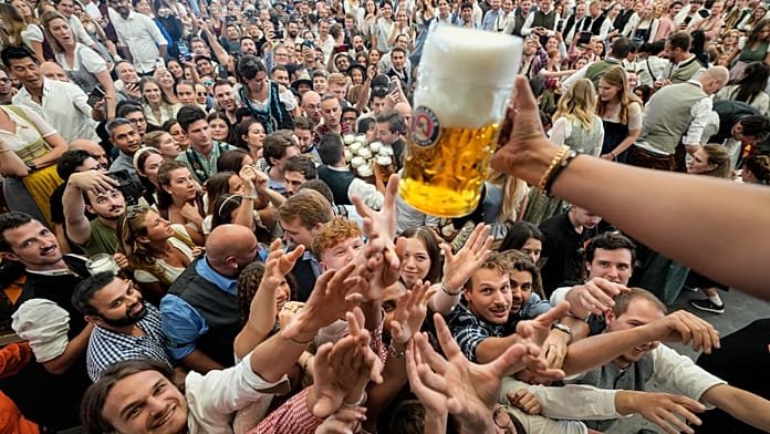 Tuberías de cerveza kilométricas y microbotellas a 30€: las ideas cerveceras más locas de Alemania