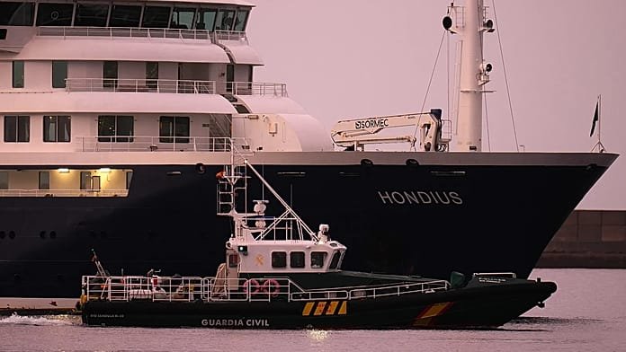 El barco con hantavirus llega a Tenerife, comienza el operativo de desembarque seguro y repatriación