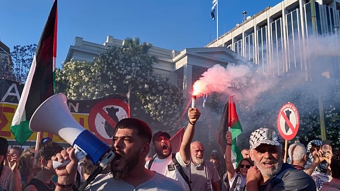 Manifestantes griegos marchan ante la embajada israelí en Atenas