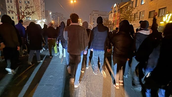 Irán ejecuta a 2 hombres por "espionaje" y por sumarse a las protestas y condena a muerte a otros 4