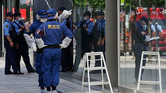 Pánico en un centro comercial de lujo de Tokio, un hombre rocía sustancia desconocida