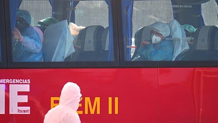 Evacúan a los pasajeros del crucero con hantavirus en Tenerife