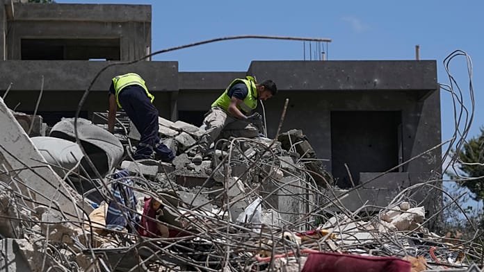 Rescatistas libaneses buscan entre los escombros tras ataques en la provincia de Tiro
