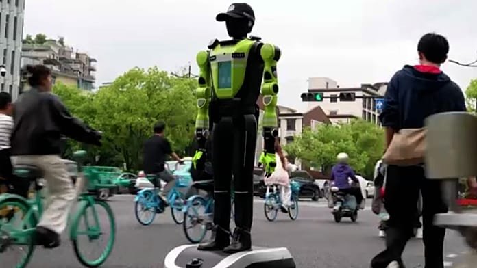 Así son los robots policía que dirigen el tráfico en China