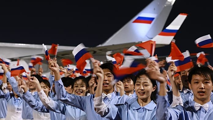Jóvenes chinos reciben a Putin a su llegada a Pekín