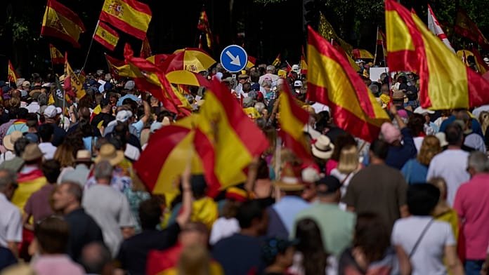 Miles se manifiestan en Madrid y exigen la dimisión de Pedro Sánchez