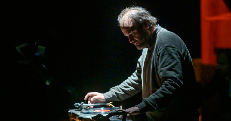 Las escuchas de discos de vinilo en lugares públicos es más que una tendencia y ahora llega al Colón