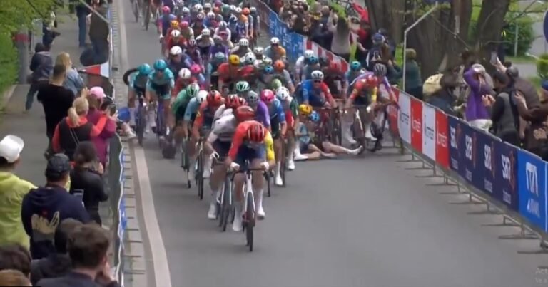 Brutal caída en el Giro de Italia: unos treinta ciclistas chocaron a 600 metros de la meta, mientras aceleraban en el sprint final