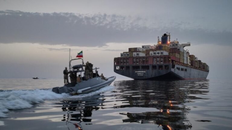 En Ormuz hay 1.500 buques varados con 20.000 marinos atrapados en medio de un conflicto