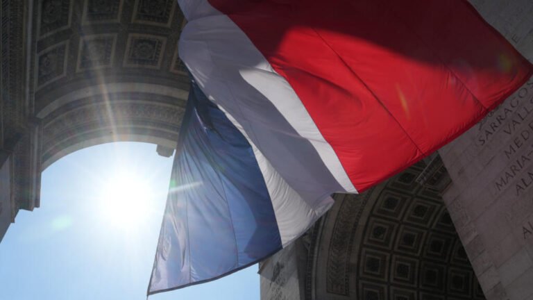 Francia lanza millonaria inyección económica en medio de temores por el déficit fiscal
