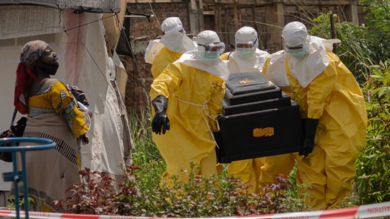 El brote de ébola se expande al sur del Congo, mientras las víctimas ascienden a 160