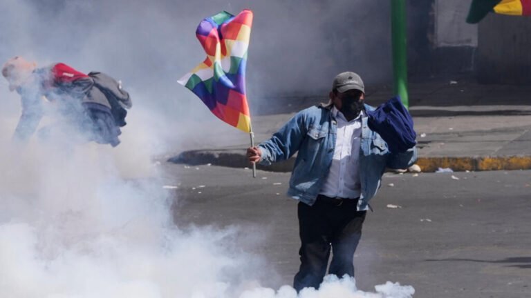 Manifestantes cercan la sede del Gobierno en La Paz; la Policía los repele con gases lacrimógenos