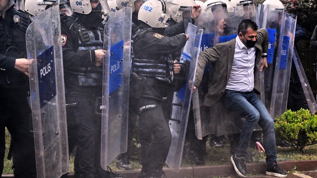 Justicia turca alcanza al principal partido de oposición: destituido Ozgur Özel en el CHP